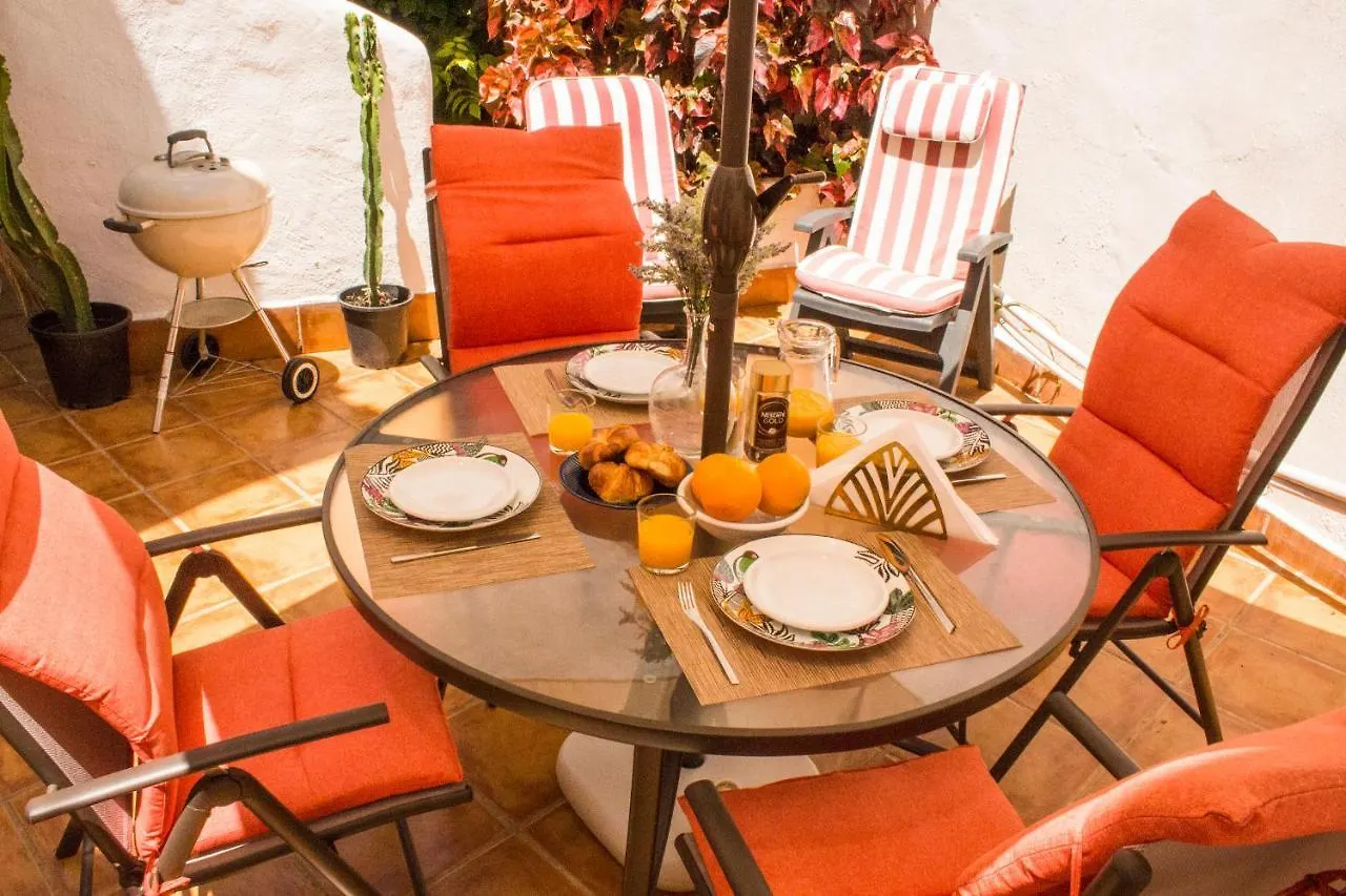 Benalgolf: Seaside Apartment with Private BBQ Backyard Benalmadena
