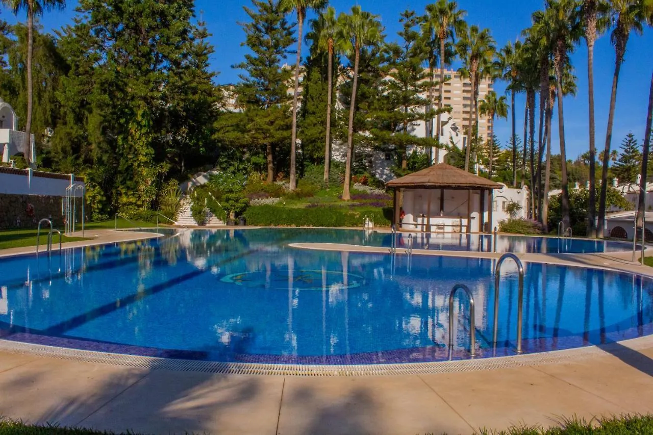 Benalgolf: Seaside Apartment with Private BBQ Backyard Benalmadena