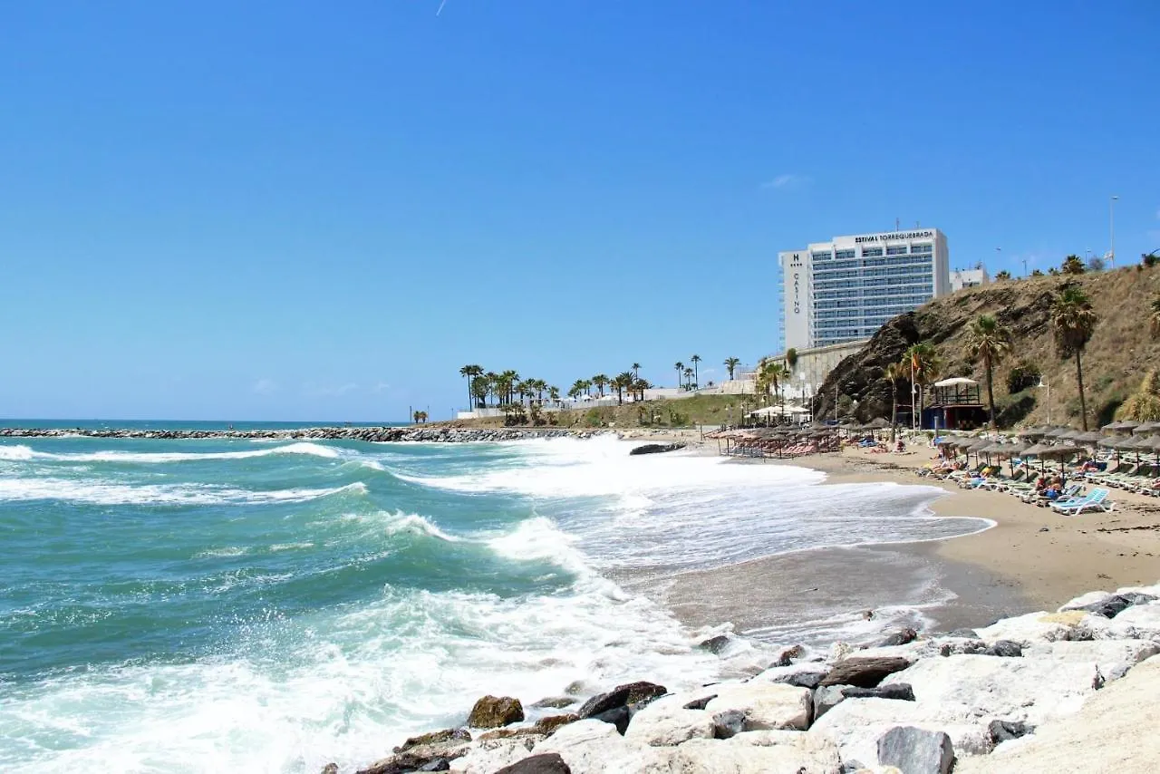 Benalgolf: Seaside Apartment with Private BBQ Backyard Benalmadena