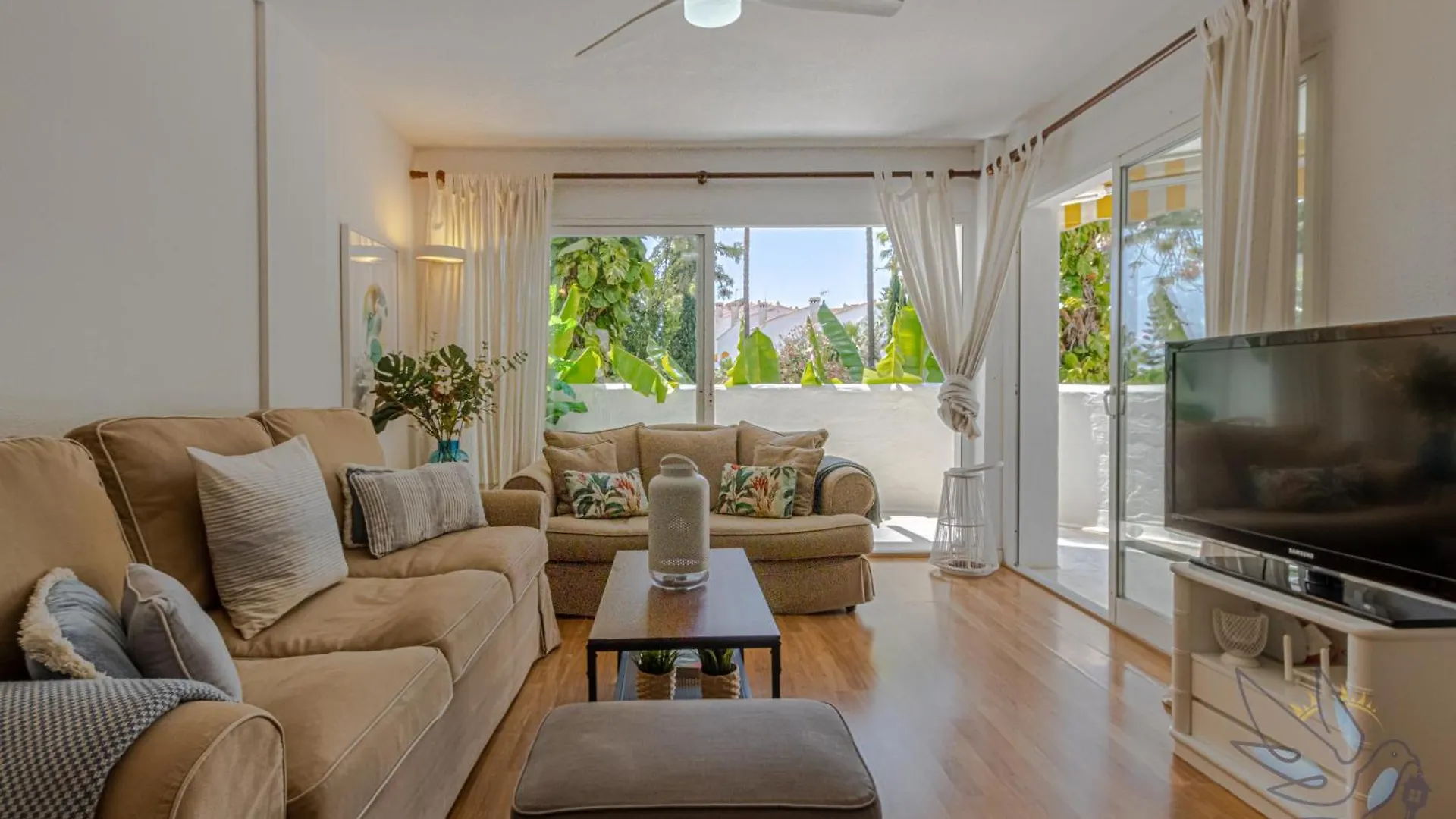 Benalgolf: Seaside Apartment with Private BBQ Backyard Benalmadena