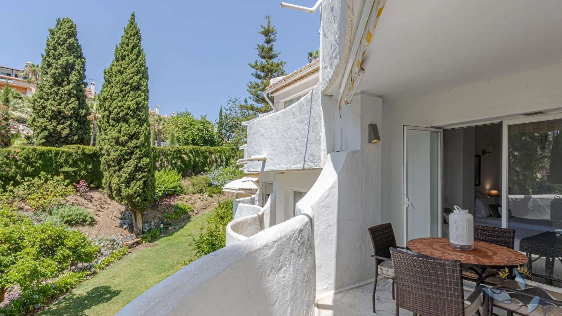 Benalgolf: Seaside Apartment with Private BBQ Backyard Benalmadena