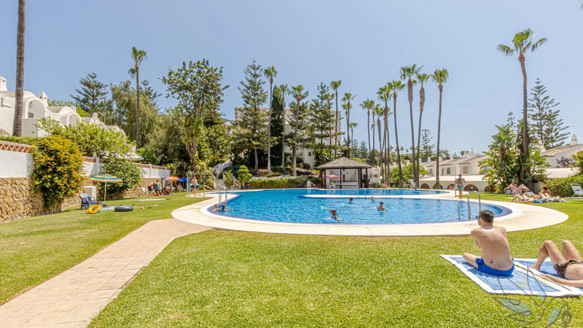 Benalgolf: Seaside Apartment with Private BBQ Backyard Benalmadena 0*,