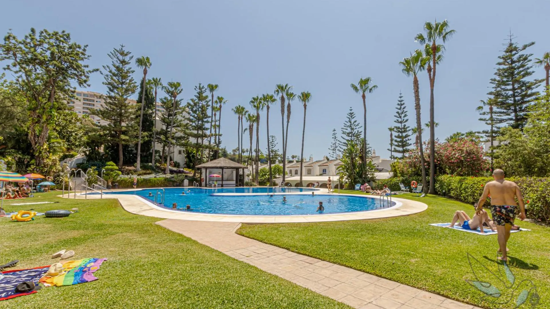 Benalgolf: Seaside Apartment with Private BBQ Backyard Benalmadena