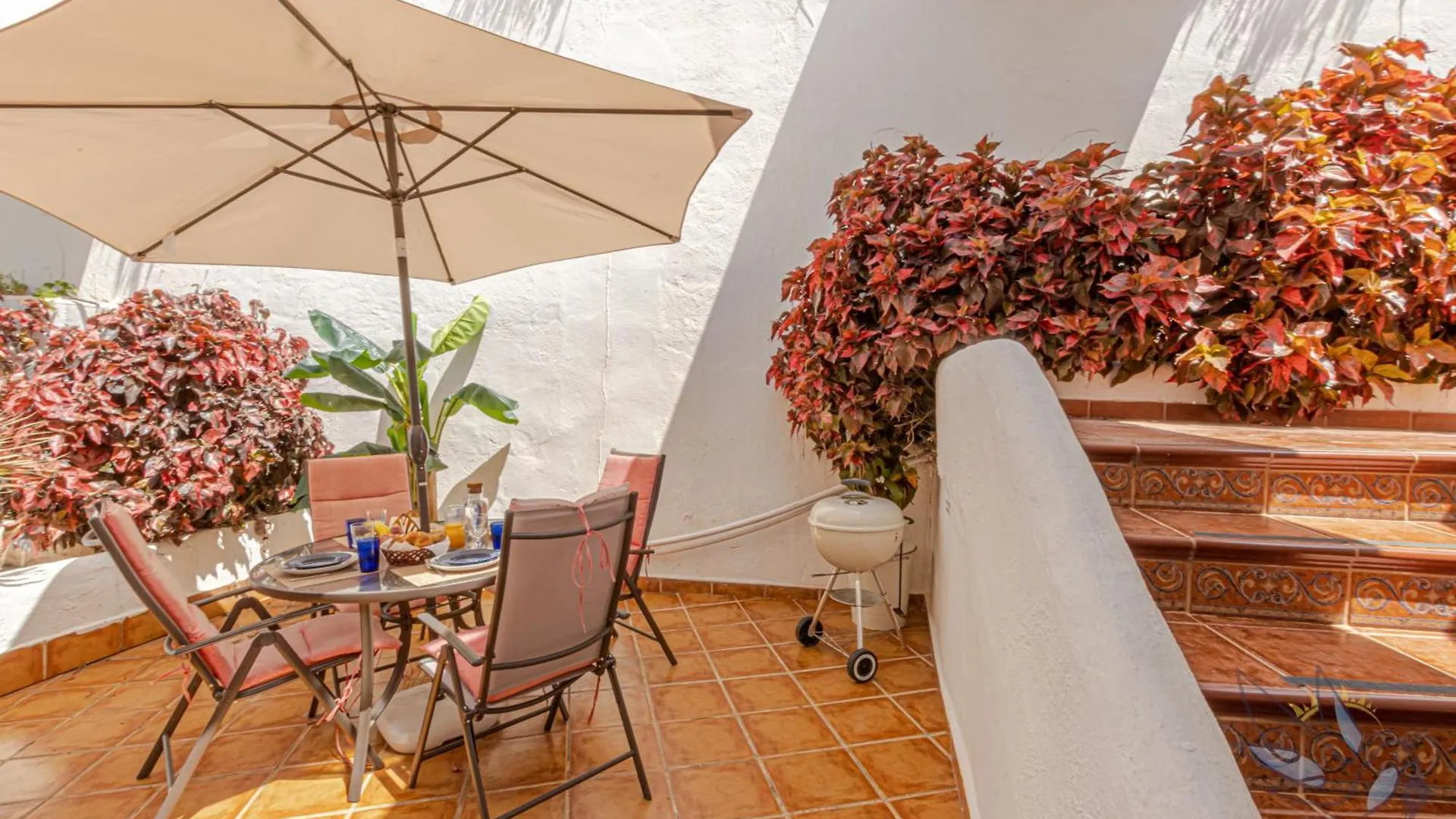 Benalgolf: Seaside Apartment with Private BBQ Backyard Benalmadena