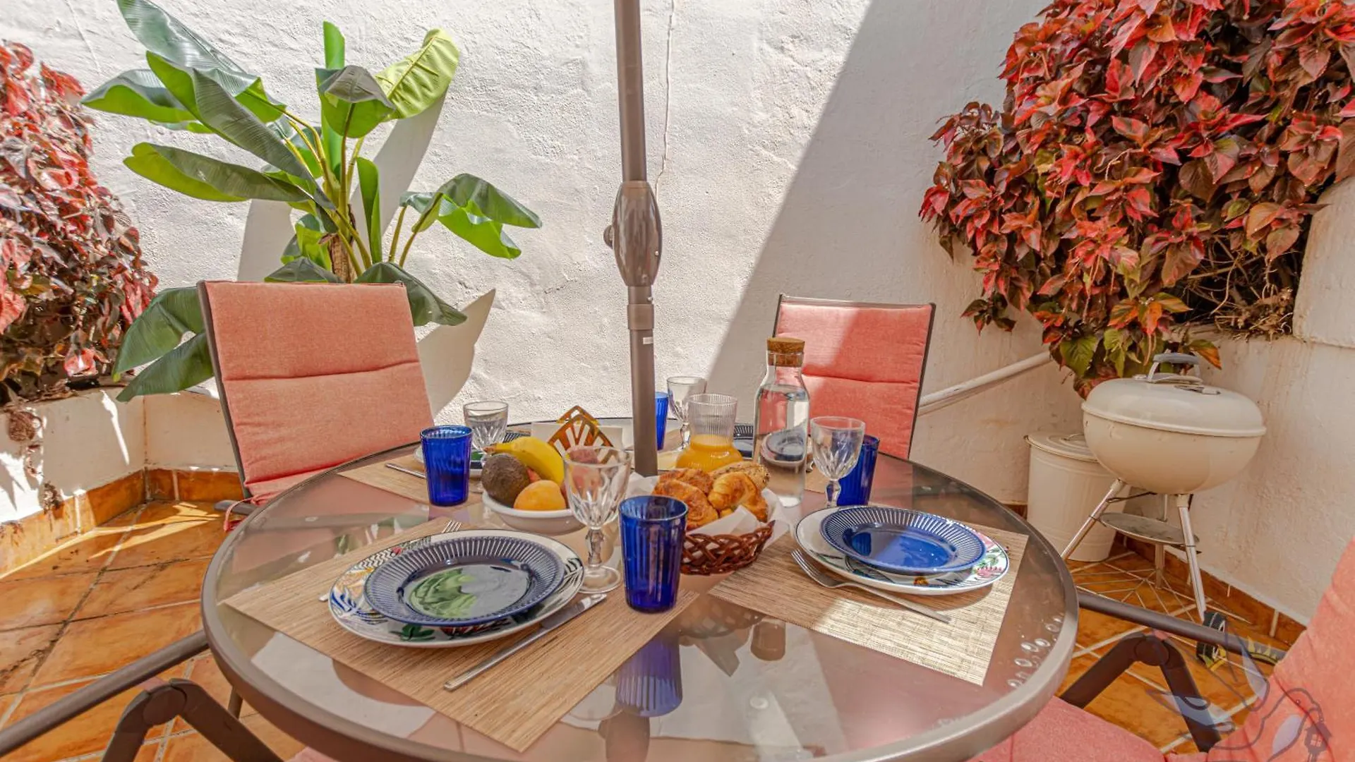 Benalgolf: Seaside Apartment with Private BBQ Backyard Benalmadena