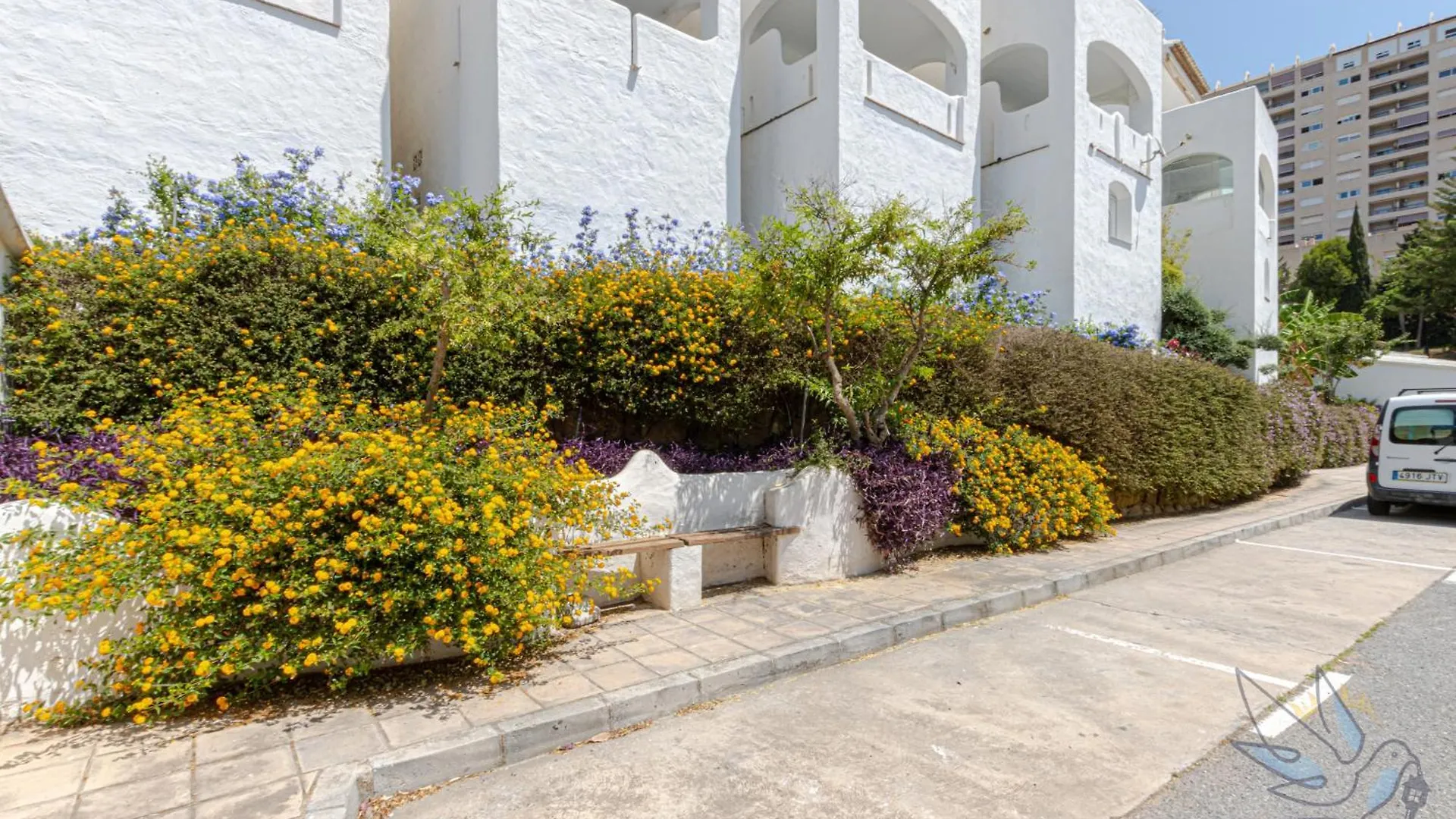 Benalgolf: Seaside Apartment with Private BBQ Backyard Benalmadena