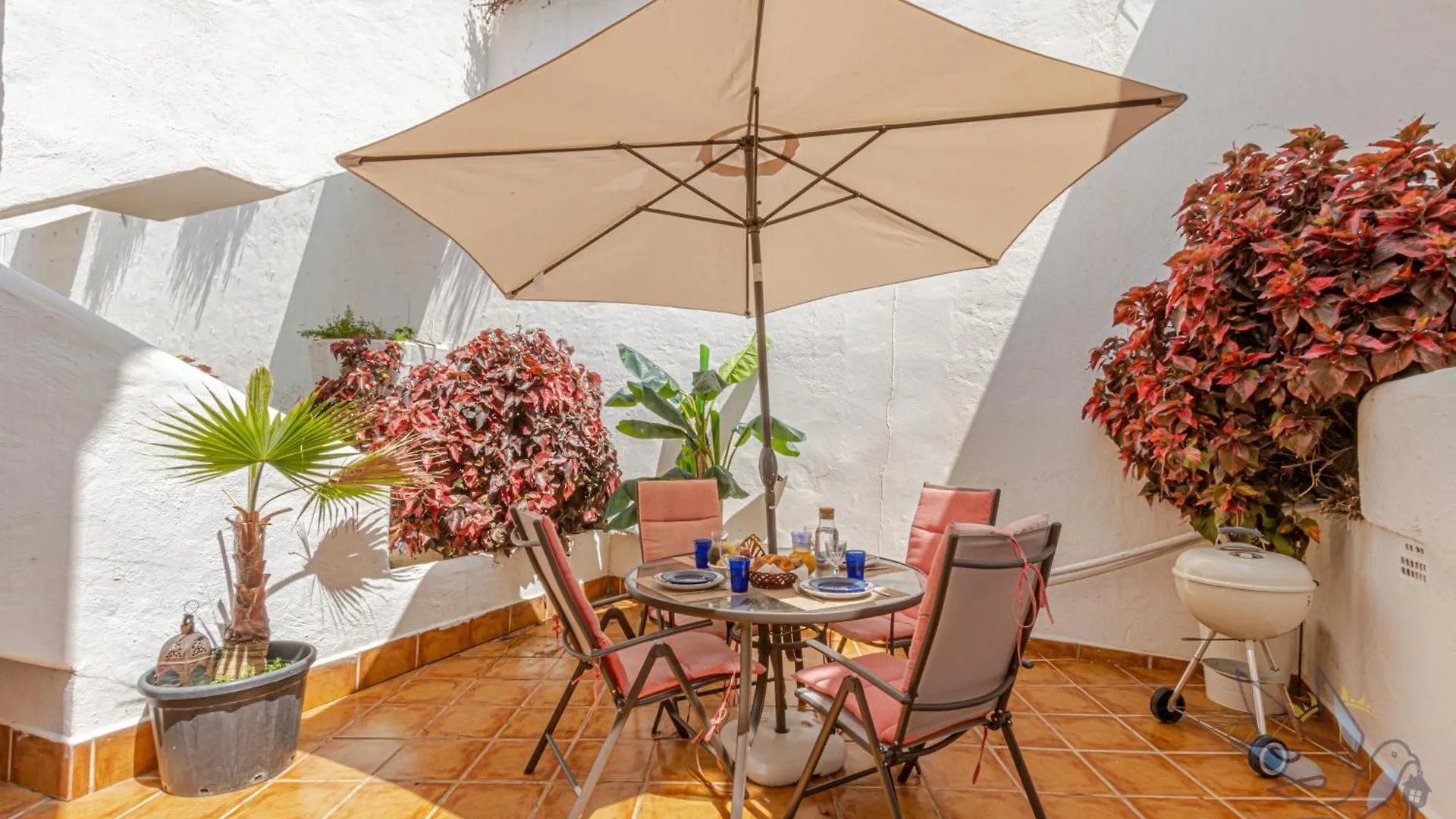 Benalgolf: Seaside Apartment with Private BBQ Backyard Benalmadena