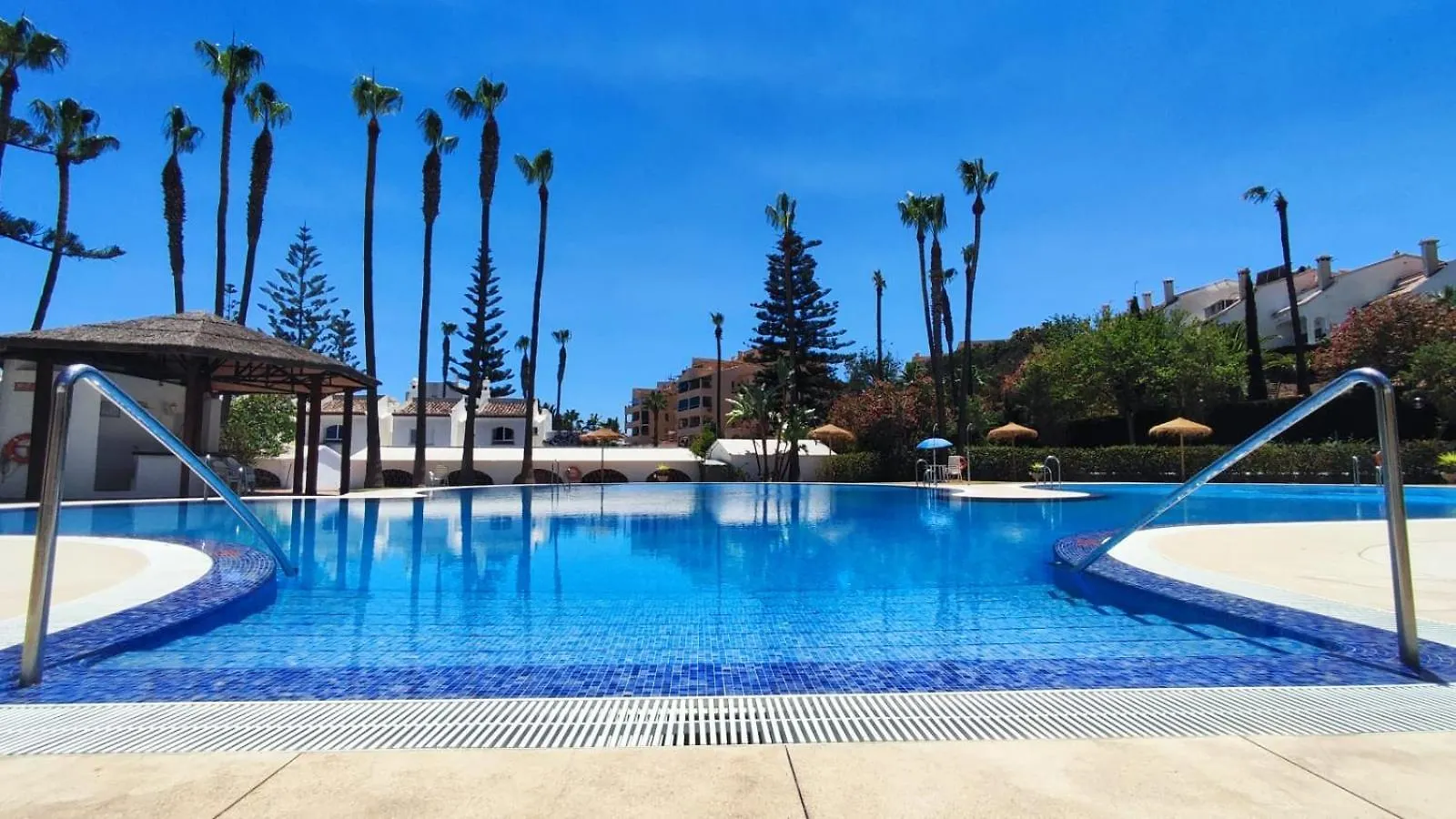 Benalgolf: Seaside Apartment with Private BBQ Backyard Benalmadena