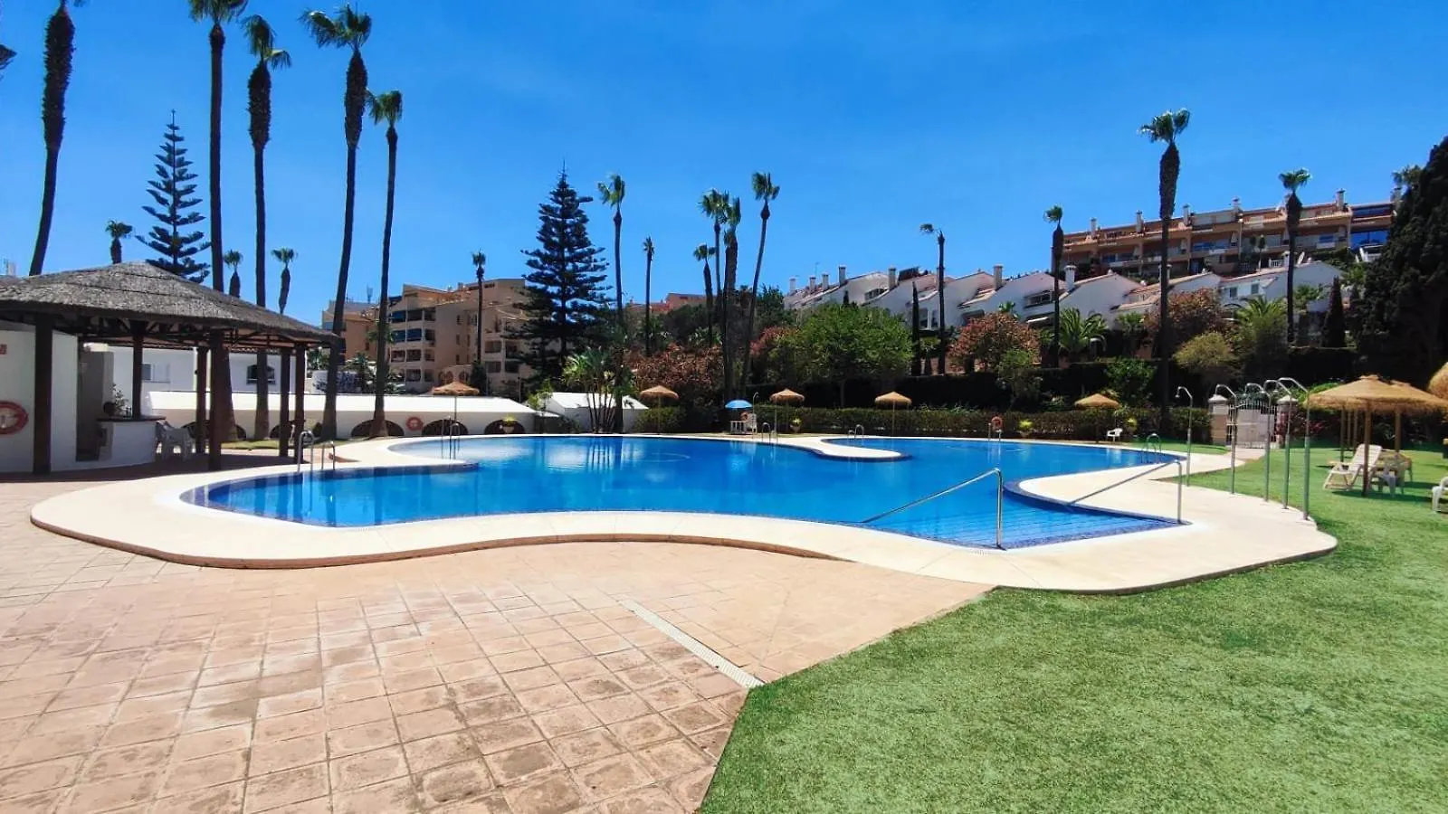 Benalgolf: Seaside Apartment with Private BBQ Backyard Benalmadena Spain