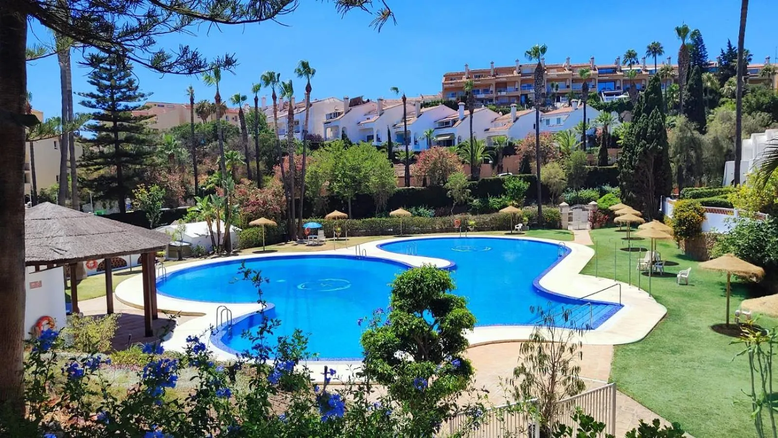 Benalgolf: Seaside Apartment with Private BBQ Backyard Benalmadena Spain
