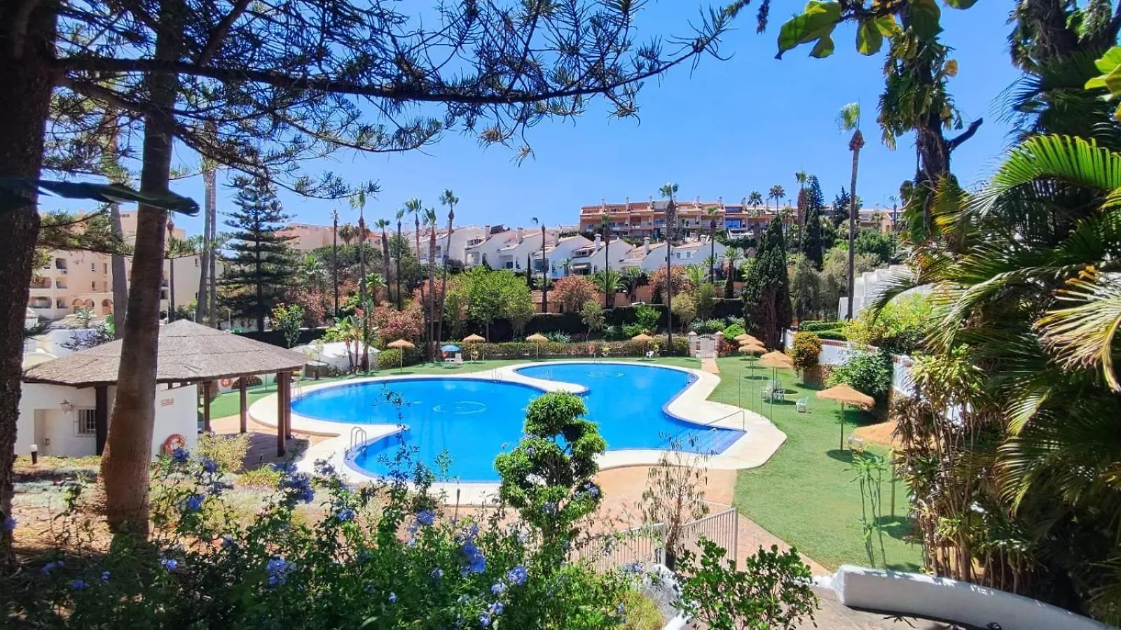 Benalgolf: Seaside Apartment with Private BBQ Backyard Benalmadena