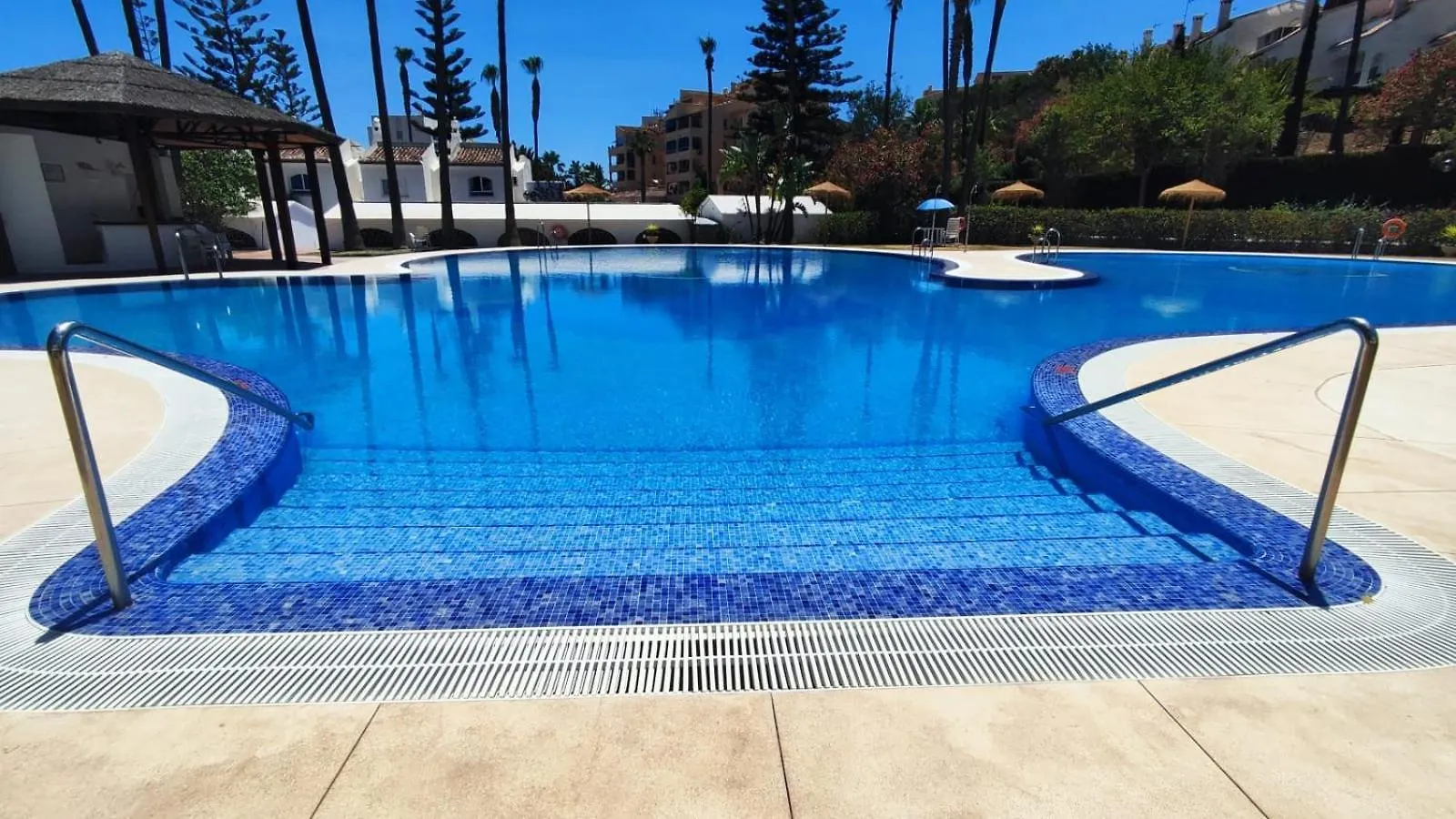 Benalgolf: Seaside Apartment with Private BBQ Backyard Benalmadena Spain