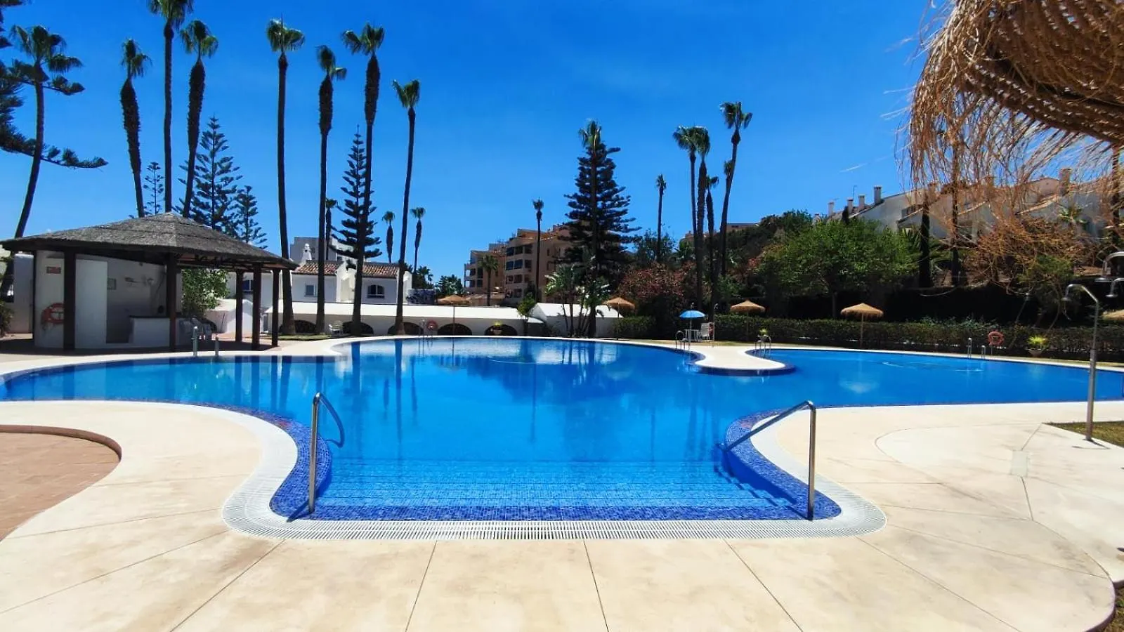 Benalgolf: Seaside Apartment with Private BBQ Backyard Benalmadena